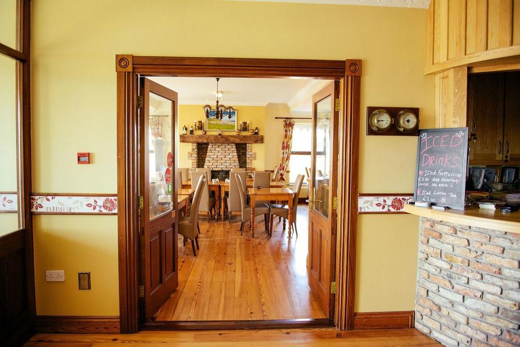 Pier House Bed & Breakfast Инишмор Экстерьер фото